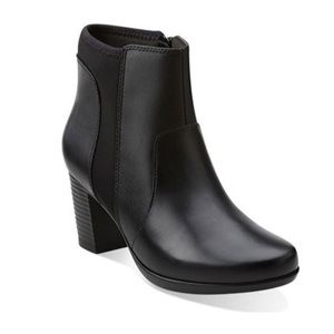 CLARKS LEATHER ANKLE BOOTS / size 7
